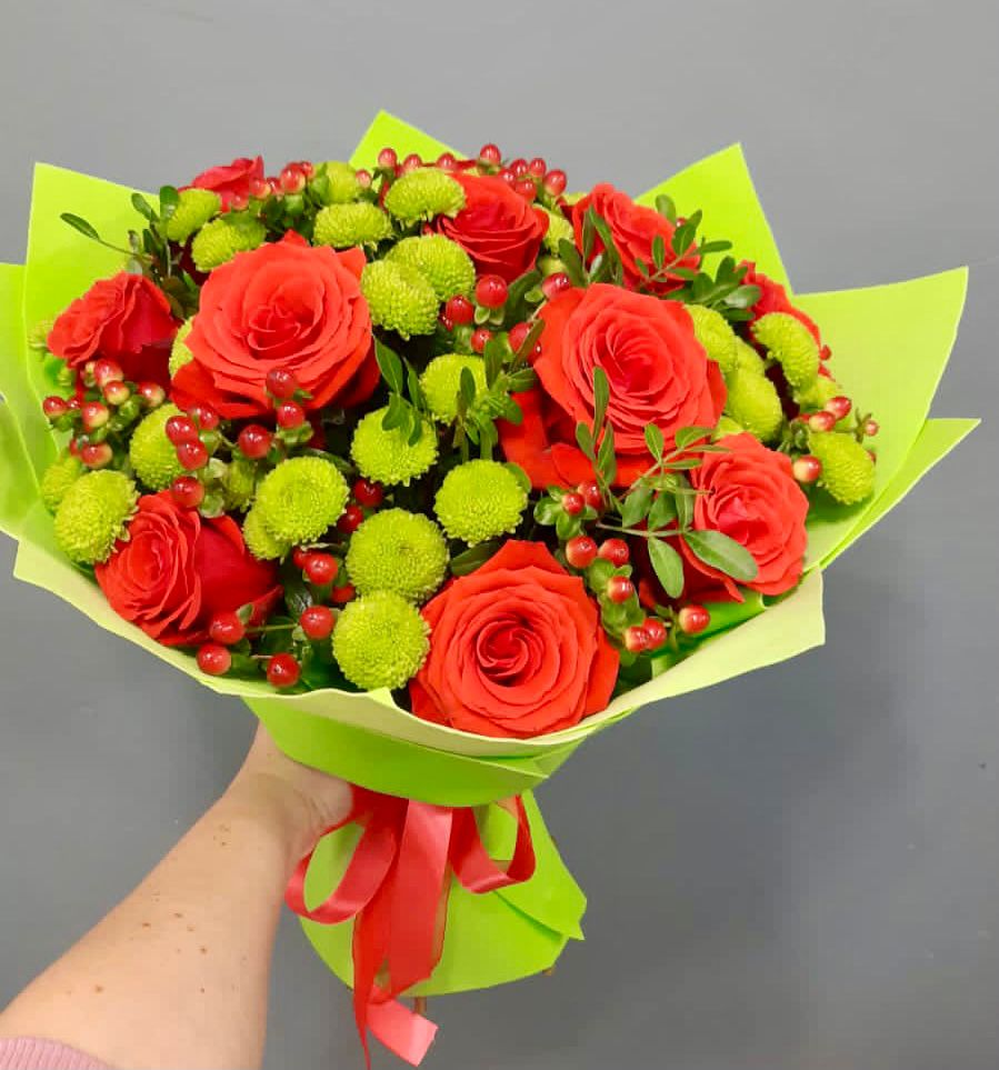 Букет цветов из: Хризантемы и Розы в Свободе