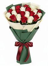 Букет Микс из красных и белых роз в Свободе