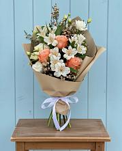 Букет цветов из:  Альстромерии, Лизиантусы, Розы и Хризантемы в Свободе