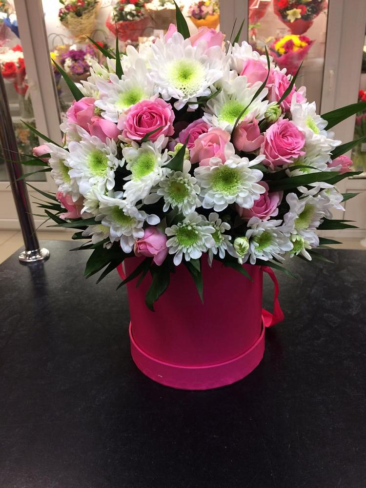 Цветочная композиция из Розы и Хризантемы в шляпной коробке в Свободе