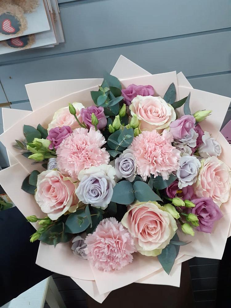 Букет цветов из: Розы, Гвоздики и Лизиантусы в Свободе